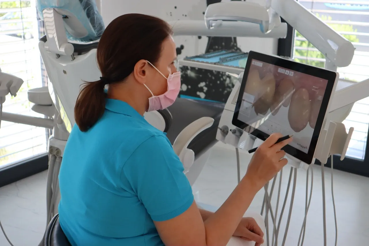 Ella Briks am Intraoralscanner