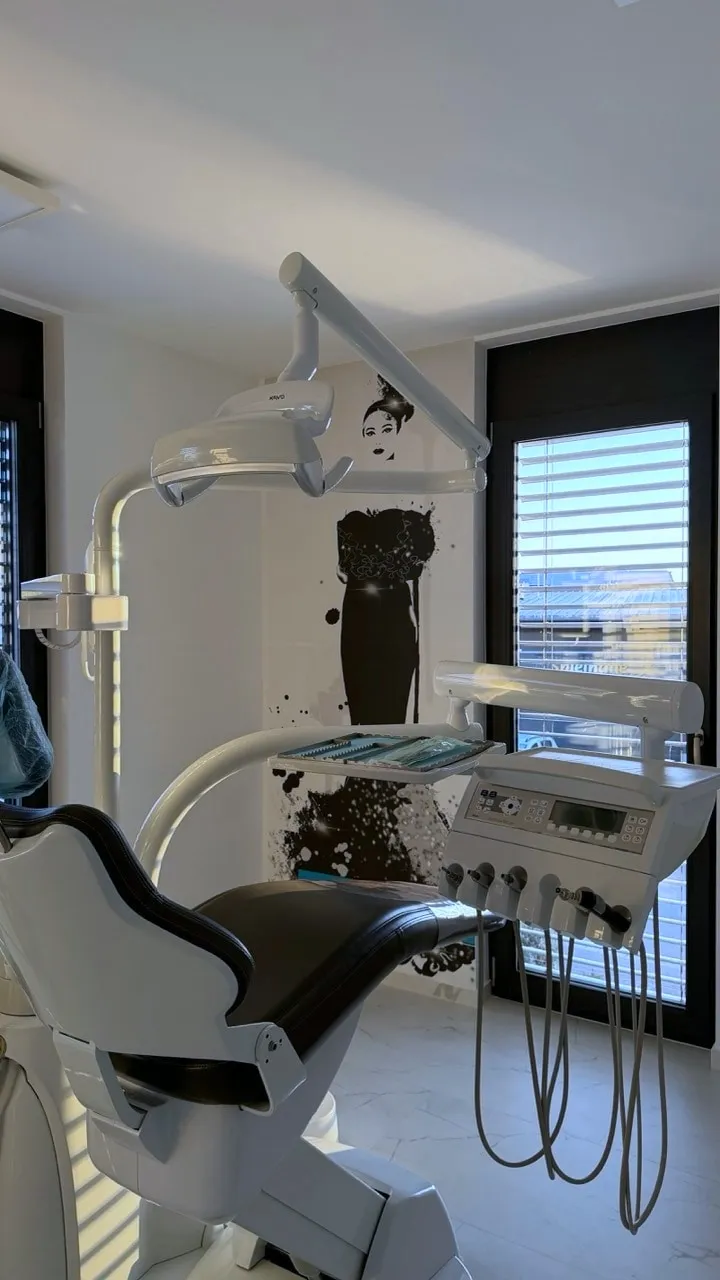 Modernes Behandlungszimmer mit Wandkunst