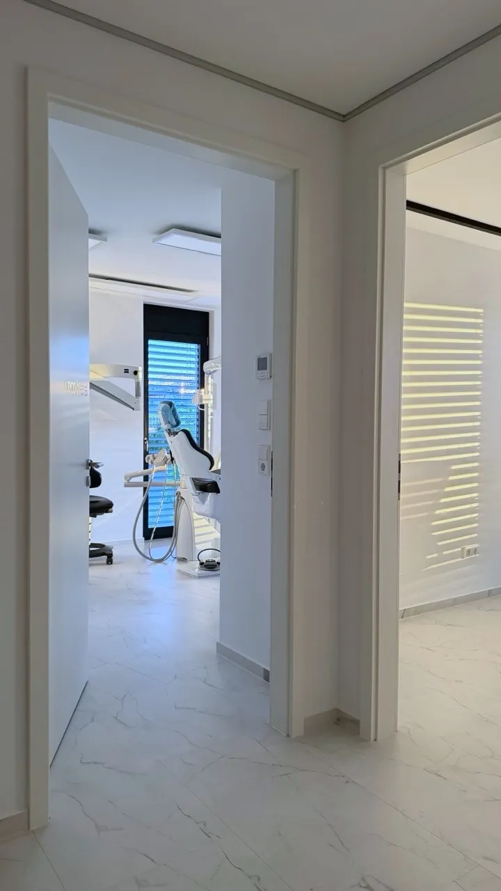 Lichtdurchflutete Räume mit Blick ins Behandlungszimmer