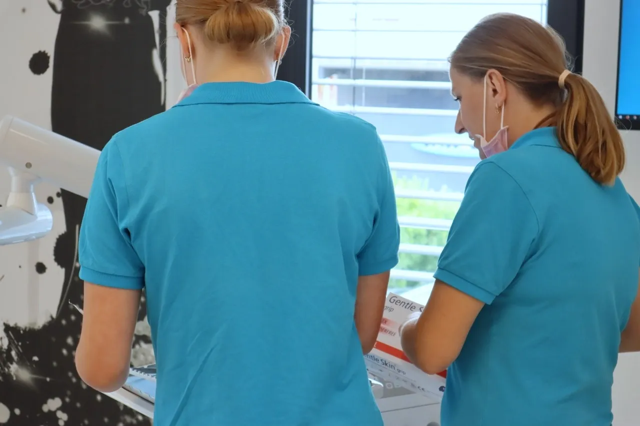 Zwei ZFA arbeiten Hand in Hand